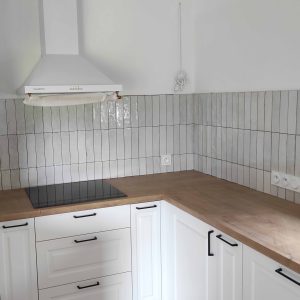 stylowa jasna kuchnia, zdobne biale plytki, biale meble kuchenne