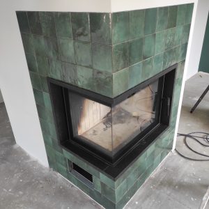 kominek elektryczny, zielone kafelki