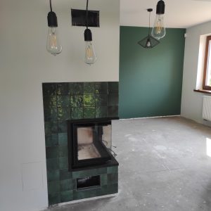 nowoczesne pomieszczenie, kominek elektryczny w zielone plytki
