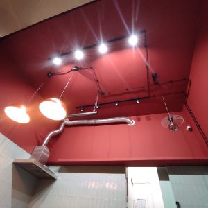 nowoczesne oswietlenie, czerwony kolor scian