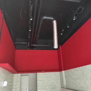 pomieszczenie z czerwonymi scianami, male ozdobne plytki na scianach, czarny sufit