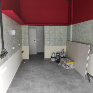 pomieszczenie z czerwonymi scianami, male ozdobne plytki na scianach