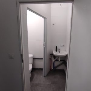 mala lazienka w bialym kolorze, umywalka