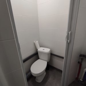 mala lazienka, biale wc