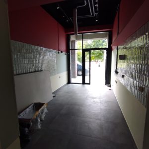 przed remontem, male plytki, czerwone sciany