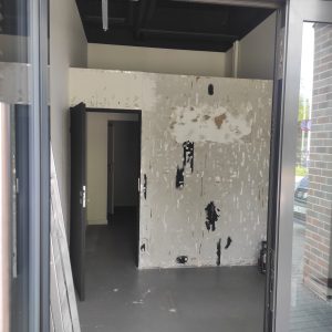 pomieszczenie przed remontem, niepomalowane sciany