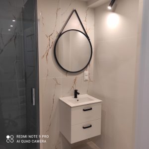 stylowe lustro, plytki z motywem marmuru, biala umywalka