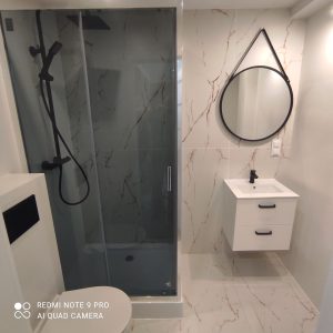 mala, funkcjonalna lazienka, marmurkowe nowoczesne plytki,