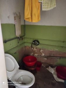 pokoj przed remontem, zielone, zniszczone sciany, stare meble