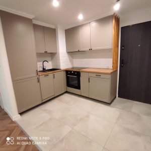 funkcjonalna kuchnia, drewniane dodatki, czarne drzwi,