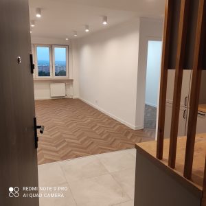 nowoczesna przestrzen, bialy kolor scian, oswietlenie