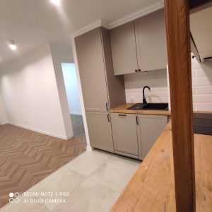 funkcjonalna kuchnia, drewniane dodatki, czarny kran kuchenny