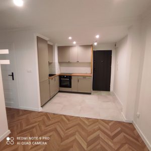 funkcjonalna kuchnia, drewniane dodatki, czarne drzwi