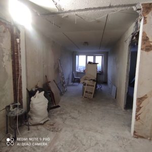 pomieszczenie przed remontem, kable, zerwane plytki