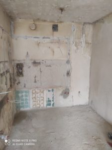 pomieszczenie przed remontem, kable, zerwane plytki