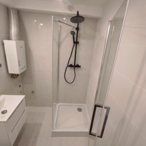 jasna lazienka, nowoczesny design, czarny prysznic