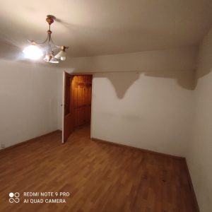 duzy bialy pokoj przed remontem, vintage zyrandol