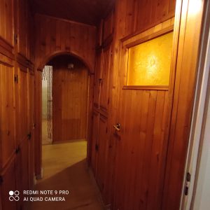 korytarz przed remontem, blazeria, drewniane wykonczenie