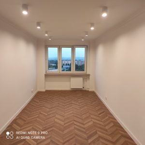 nowoczesne wnetrze, stylowe oswietlenie, drewniana podloga