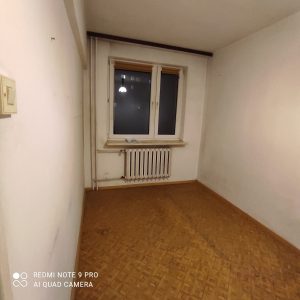 pokoj przed remontem, obdrapane sciany, drewnainy parkiet