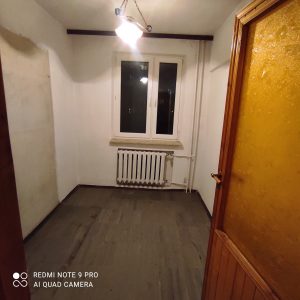 pokoj przed remontem, obdrapane sciany, stare drewniane drzwi