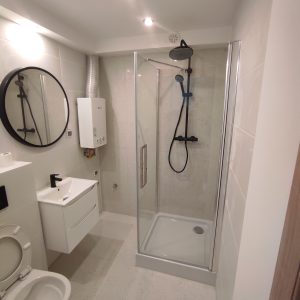 nowoczesna lazienka, duze lustro, czarny prysznic,