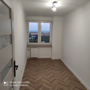 jansy, dlugi pokoj, oswietlenie, jodelka na podlodze, drewniana podloga, okno plastikowe