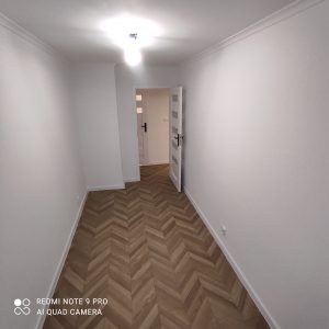 jansy, dlugi pokoj, oswietlenie, jodelka na podlodze, drewniana podloga