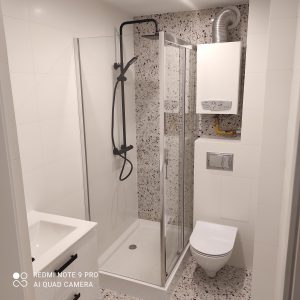 nowoczesna lazienka, marmurowe wykonczenia, stylowy prysznic, funkcjonalna umywalka