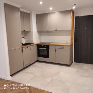 nowoczesna, minimalistyczna kuchnia, drewniane blaty, bezowe wykonczenie mebli, zabudowa kuchenna