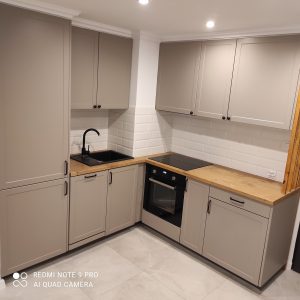 nowoczesna, minimalistyczna kuchnia, drewniane blaty, bezowe wykonczenie mebli