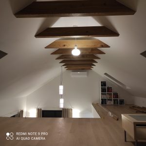 drewniane detale, antresola, oswietlenie