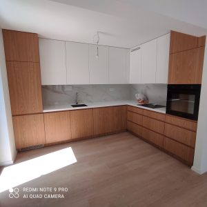 duza przestrzen, nowoczesna kuchnia, jasna przestrzen, drewniane detale