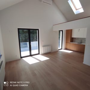 jasne pomieszczenie, nowoczesne wnetrza, duze okna, biale kolory scian