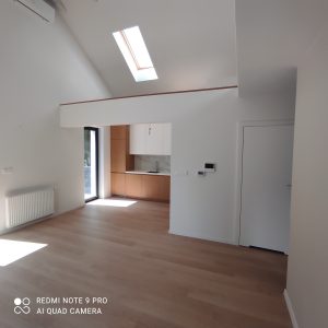 duza przestrzen, nowoczesna kuchnia, jasna przestrzen, biale kolory scian