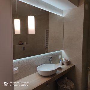 Minimalizm, nowoczesna lazienka, duze lustro, modernistyczna umywalka, eleganckie dodatki