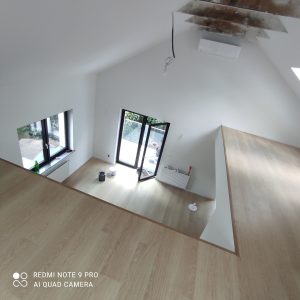 antresola, widok z gory, minimalizm, okno balkonowe