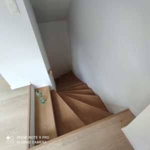 drewniane schody, biale kolory scian