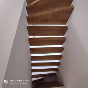 drewniane schody, oswietlenie przy schodach