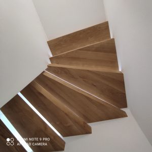 drewniane schody, oswietlenie przy schodach