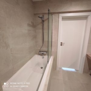 jasna, stylowa lazienka, biale drzwi, bezowe plytki