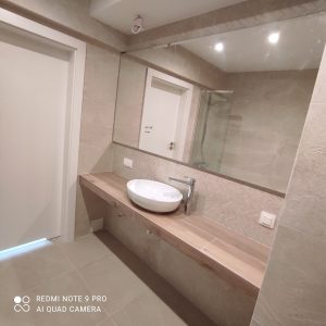 wielkie lustro, stylowa umywalka, oświetlenie