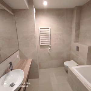 duza, stylowa lazienka z jasnymi plytkami, nowoczesne wnetrze, Minimalizm