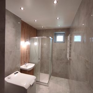 nowoczesna, jasna lazienka, piekne duze plytki