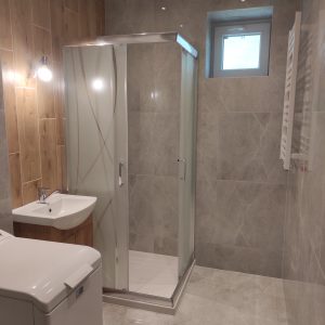 nowoczesna, jasna lazienka, drewniane wykonczenia, duzy prysznic