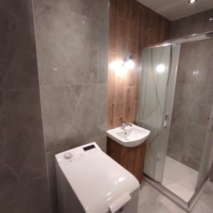 nowoczesna, jasna lazienka, drewniane wykonczenia, duzy prysznic, oswietlenie