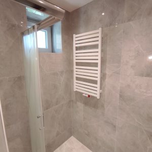 nowoczesna, jasna lazienka, piekne duze plytki