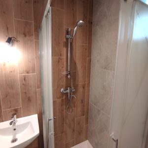 nowoczesna, jasna lazienka, drewniane wykonczenia, nowoczesny prysznic