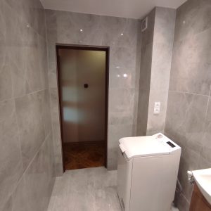 nowoczesna, jasna lazienka, piekne duze plytki